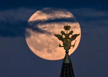 Rusia synon të ndërtojë një central bërthamor në Hënë