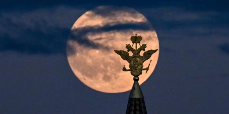 Rusia synon të ndërtojë një central bërthamor në Hënë