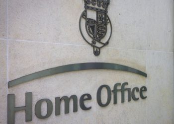 Gjashtë oficerë të imigracionit akuzohen për komplot të dyshuar për vjedhje