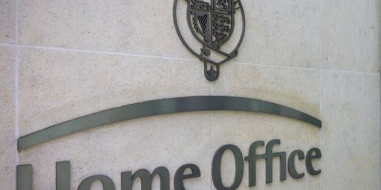 Gjashtë oficerë të imigracionit akuzohen për komplot të dyshuar për vjedhje