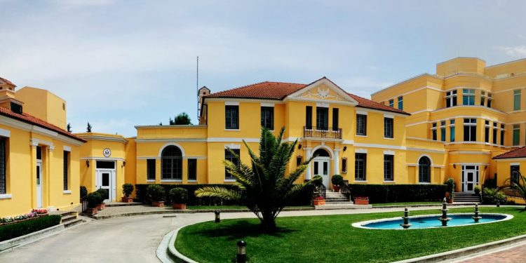 Ambasada e SHBA në Tiranë apel qytetarëve: Sigurimi i dokumenteve përmes martesave është krim federal!