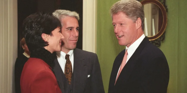 Bill Clinton thyen heshtjen pasi i dalin fotot nga dosja ‘Epstein’