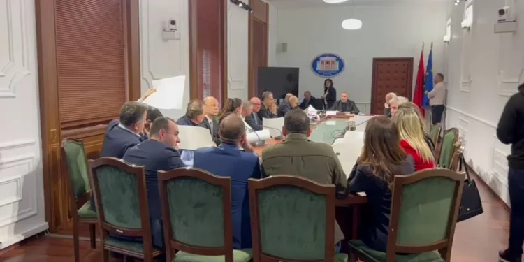 PS kërkon përjashtimin e 29 deputeteve të PD/ Anëtarët tërhiqen për vendimin, sherr te zyra e Ulsi Manjës