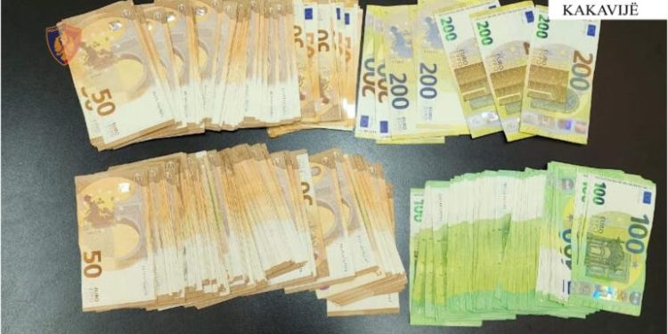 Tentoi të kalonte mbi 22 mijë euro pa i deklaruar, procedohet 54-vjeçari
