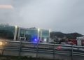 Aksident në autostradën Durrës-Tiranë, makina përplaset me bordurën dhe merr flakë