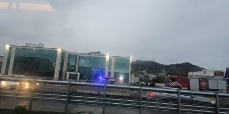 Aksident në autostradën Durrës-Tiranë, makina përplaset me bordurën dhe merr flakë