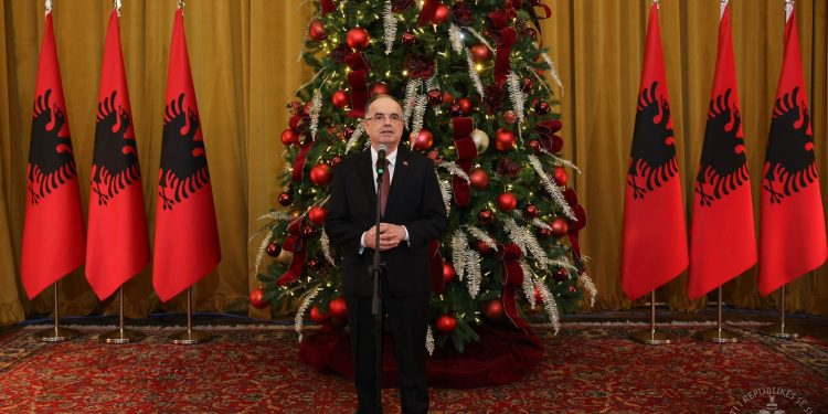 Presidenti Begaj pret gazetarët për festat e fundvitit: Profesioni juaj bart përgjegjësi më shumë se ai i mjekut