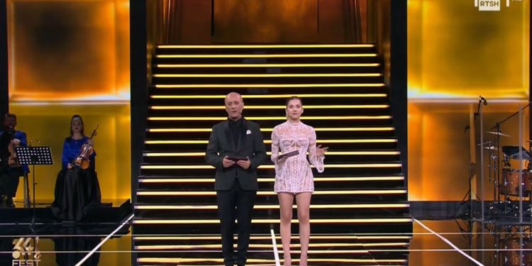 Fest 64/ Nata e “Nostalgjisë” bën bashkë brezat, zbardhen 5 finalistët e rinj, Vasili: Skena e identitetit tonë kulturor që ka bashkuar shqiptarët përmes tingujve