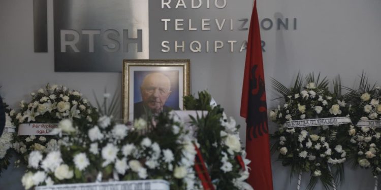 Homazhe për Ismet Bellovën, komentatori sportiv përcillet për në banesën e fundit