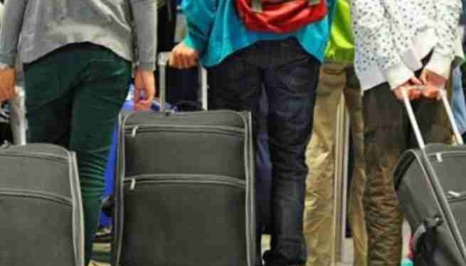 LSDM: Qeveria po i dëbon të rinjtë nga Maqedonia, ndërsa negocion për emigrantët