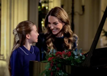 Catherine dhe Charlotte performojnë në duet në piano për koncertin e këngëve të Krishtlindjeve (video)
