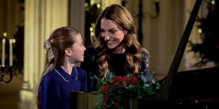 Catherine dhe Charlotte performojnë në duet në piano për koncertin e këngëve të Krishtlindjeve (video)