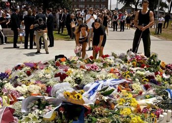 Kryeministri thotë se Australia duhet të forcojë ligjet për armët pas të shtënave “të liga” në Bondi Beach që vranë 15 persona