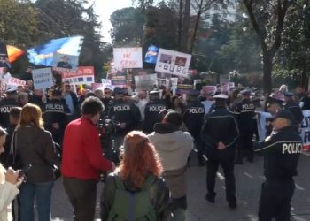 Protestuesit e Partisë Mundësia para Kuvendit, për Ballukun