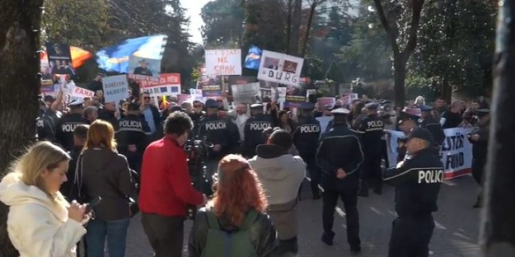 Protestuesit e Partisë Mundësia para Kuvendit, për Ballukun