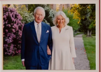 Mbreti dhe Mbretëresha zbulojnë kartolinën e Krishtlindjeve të këtij viti