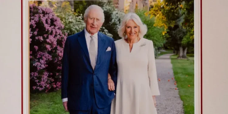 Mbreti dhe Mbretëresha zbulojnë kartolinën e Krishtlindjeve të këtij viti