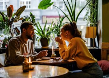 Rregulli i 3 sekondave: Arti i heshtjes që ju bën më tërheqës në takimin e parë 