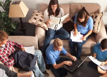 Adoleshentët shqiptarë “dembelë” ushqehen mirë, por 75% bëjnë jetë sedentare