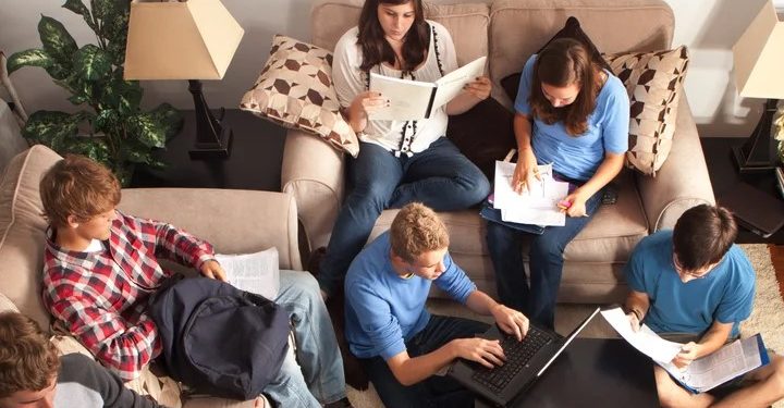 Adoleshentët shqiptarë “dembelë” ushqehen mirë, por 75% bëjnë jetë sedentare