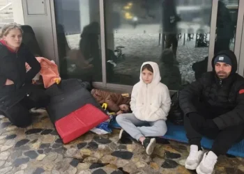 Një familje shqiptare, me katër fëmijë, prej një jave fle në rrugët e Francës