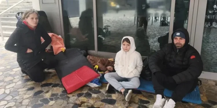 Një familje shqiptare, me katër fëmijë, prej një jave fle në rrugët e Francës