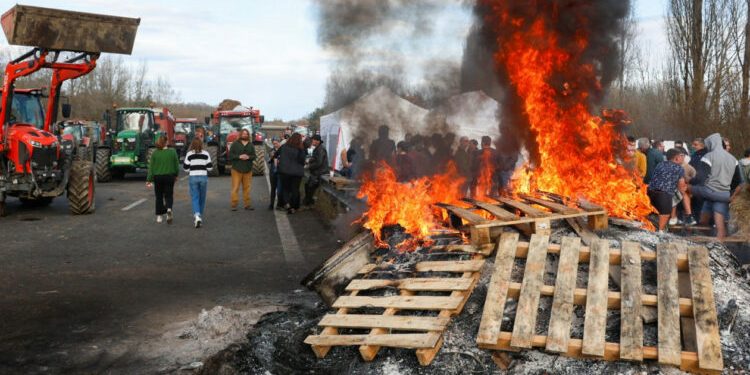 Protestat e fermerëve “shpërthejnë” në Evropë