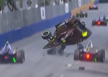 Aksident tronditës, makina fluturon në ajër për disa metra… (VIDEO)