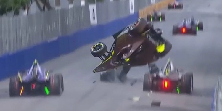 Aksident tronditës, makina fluturon në ajër për disa metra… (VIDEO)