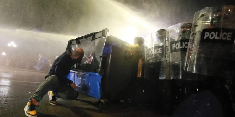 Investigimi i BBC: Policia spërkat protestuesit në Gjeorgji me një substancë toksike të Luftës së Parë Botërore