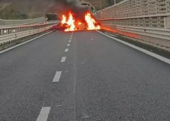 Grabitje spektakolare! Maskat i zënë pritë furgonit të blinduar brenda tunelit, marrin 2 mln euro! Gracka me makina të djegura dhe gozhdë