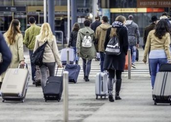 Një në katër të rinj morën kredi për t’u larguar nga Shqipëria