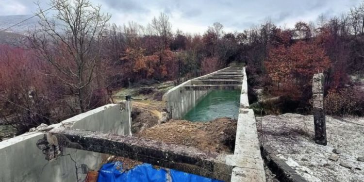 Vendosën 20 kg tritol dhe hodhën në erë kanalin e “Ibër Lepencit”, ngrihet akuzë ndaj tre personave, një prej tyre kolonel i Shërbimit Informativ Ushtarak të Serbisë