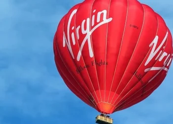 Pasagjeri i një balone me ajër të nxehtë në Britani të Madhe, hidhet nga shporta në 300 metra lartësi