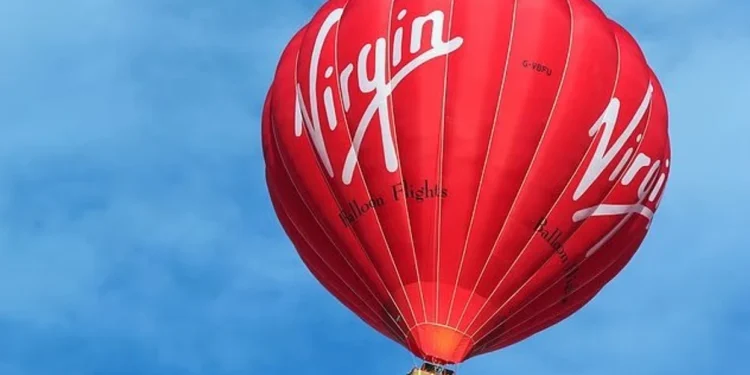 Pasagjeri i një balone me ajër të nxehtë në Britani të Madhe, hidhet nga shporta në 300 metra lartësi