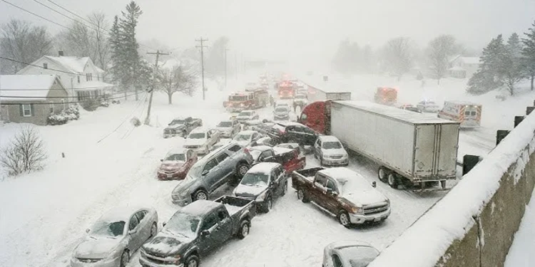 Aksident masiv në SHBA, 45 automjete të përfshira,  stuhia e borës shkakton kaos