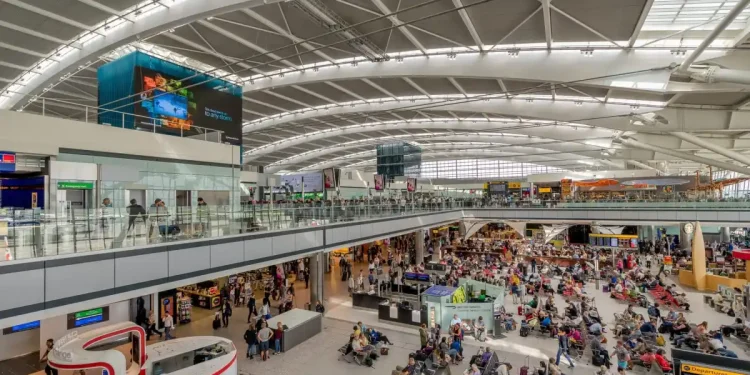 Sulmohen disa persona në aeroportin Heathrow në Londër, arrestohet një nga autorët