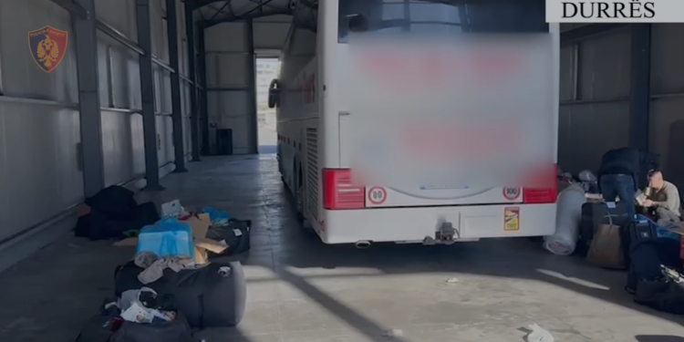 Full Scan” në Portin e Durrësit/ Kapet me kokainë, armë dhe para, në pranga shoferi i autobusit