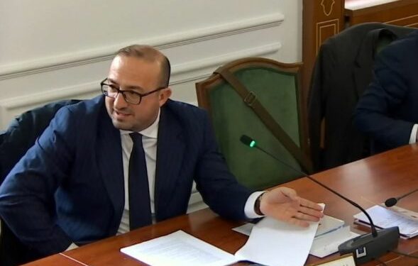 Korreshi te Komisioni i Ligjeve: Gruaja s’do të shkojë me mua, por me deputetin! A është konflikt interesi?