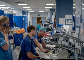 Pakënaqësi në paga, mjekët në Angli paralajmërojnë grevën në prag të Krishtlindjes