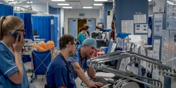 Pakënaqësi në paga, mjekët në Angli paralajmërojnë grevën në prag të Krishtlindjes