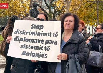 Mësuesit në protestë: “Diferencimi në rroga dhe mungesa e pagës së 13-të po cenojnë dinjitetin”