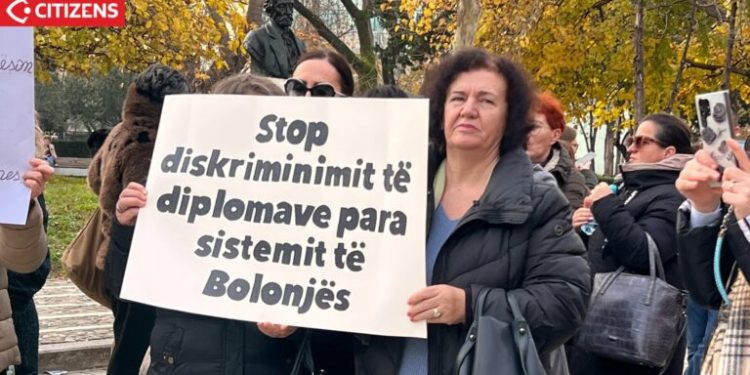 Mësuesit në protestë: “Diferencimi në rroga dhe mungesa e pagës së 13-të po cenojnë dinjitetin”
