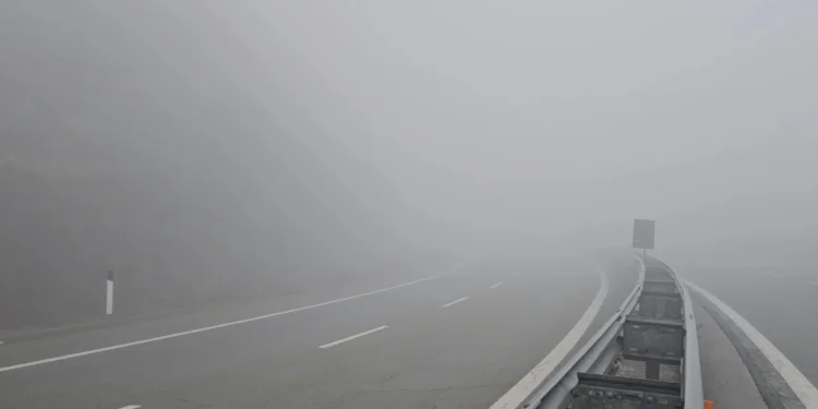 Mjegulla e dendur bllokon Rrugën e Kombit, rritet rreziku për aksidente. Policia apel shoferëve: Bëni kujdes!