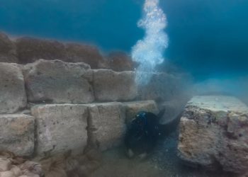 Zbulohet muri gjigant nënujor 7 mijë vjeçar në Francë, gjurmë të një qytetërimi të lashtë të fundosur