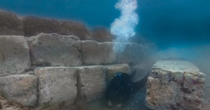 Zbulohet muri gjigant nënujor 7 mijë vjeçar në Francë, gjurmë të një qytetërimi të lashtë të fundosur