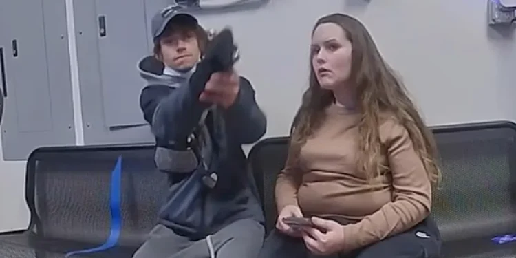 Momente tronditëse në Ohajo/ I dyshuari për grabitje tenton të qëllojë dy herë një oficer policie, arma bllokohet