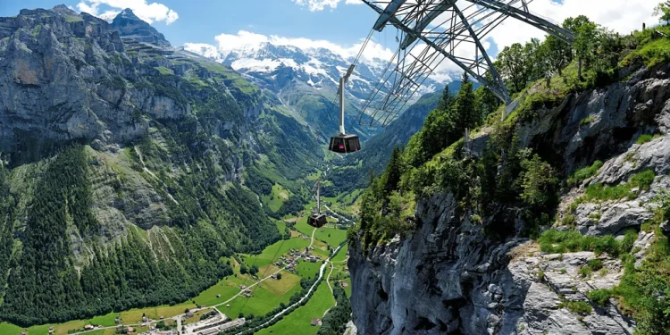 Zvicër/Mürren, fshati mesjetar i izoluar që tashmë arrihet me teleferikun më të pjerrët në botë