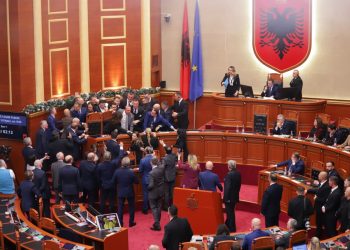 Parlamenti në kaos! Mazhoranca përjashton Nokën dhe Balliun. Socialistët i miratojnë ligjet vetëm