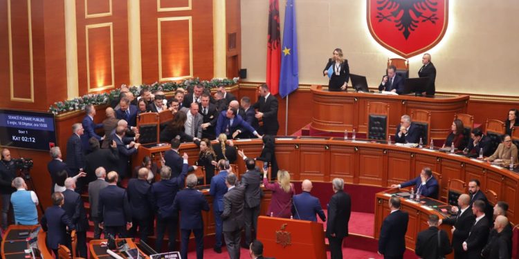 Parlamenti në kaos! Mazhoranca përjashton Nokën dhe Balliun. Socialistët i miratojnë ligjet vetëm